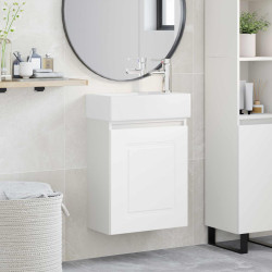 Conjunto de móveis de banheiro com torneira branco