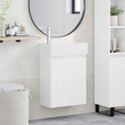 Conjunto de móveis de banheiro com torneira branco