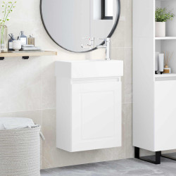 Conjunto de móveis de banheiro com torneira branco