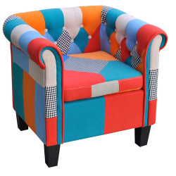 Poltrona de tecido com design de retalhos