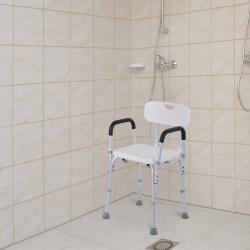 Cadeira de banho ajustável em altura incorpora encosto e apoio de braço - Imagen 1